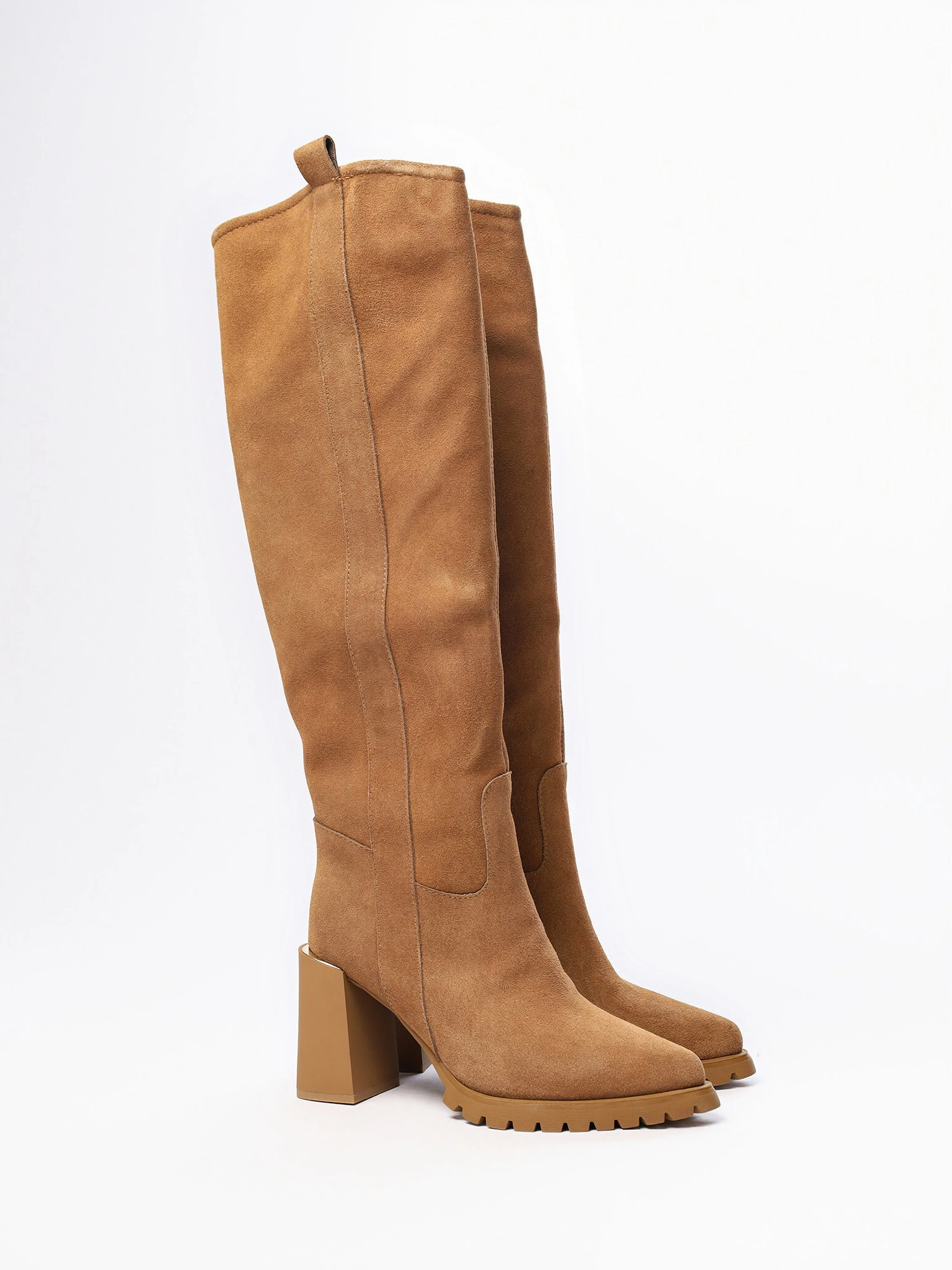 Сапоги коричневого цвета на высоком каблуке